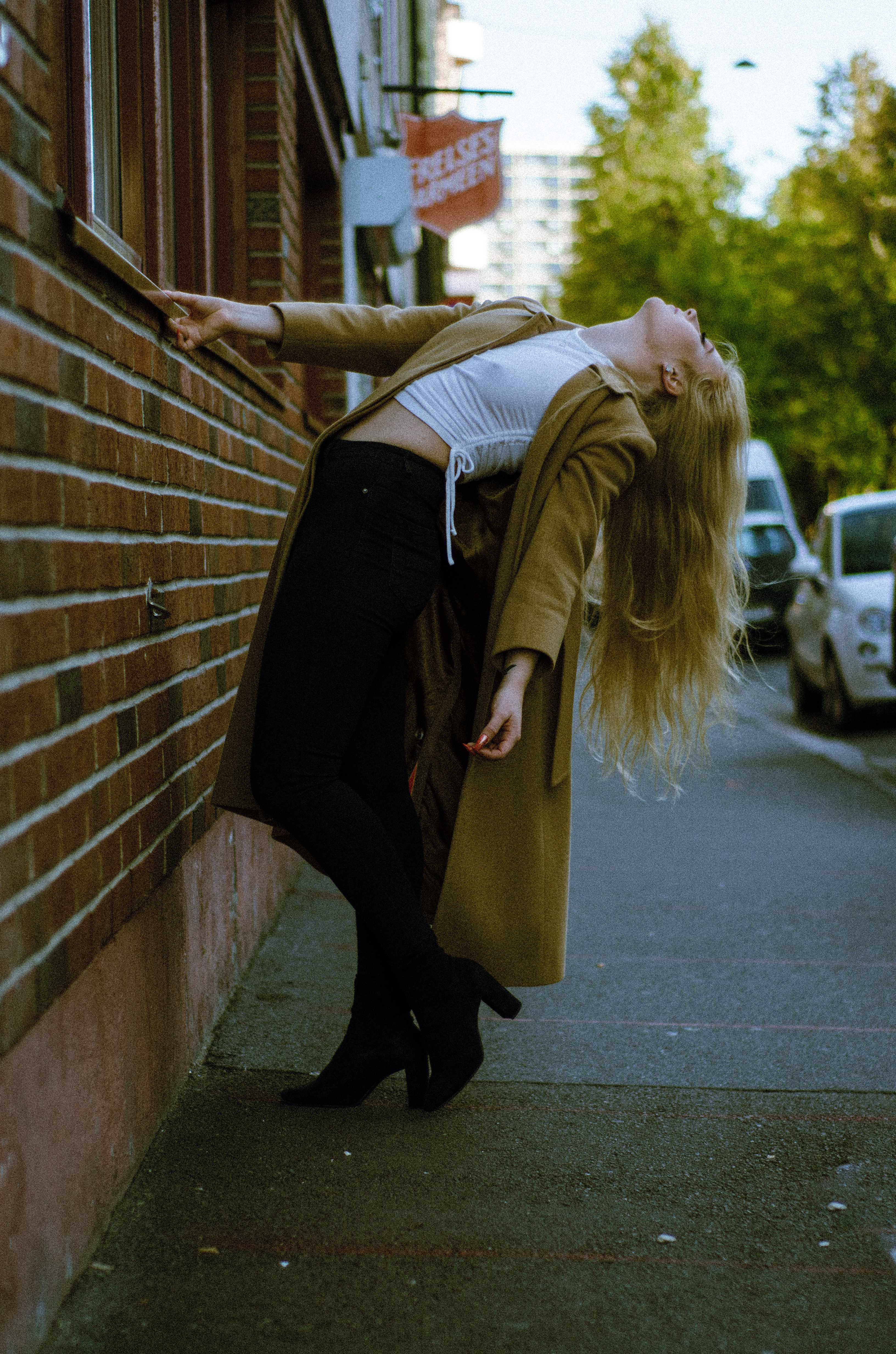 Woman in heels posing, leaninf behind