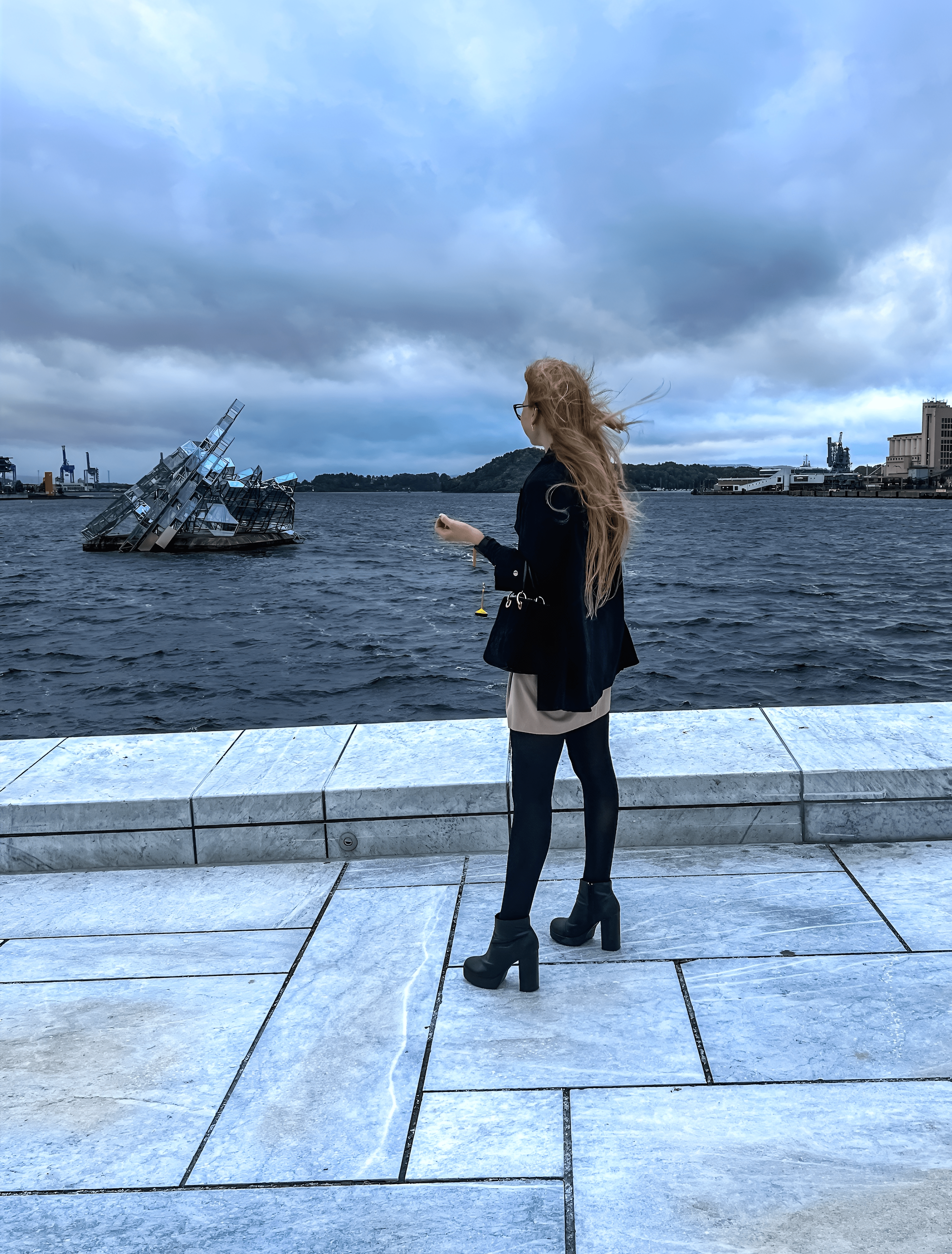 dame ved havet som speider utover i refleksjon, Oslo Operahuset,